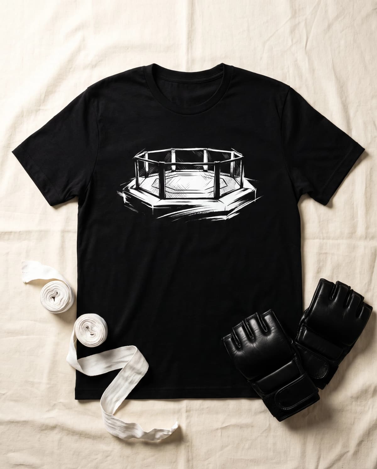 Schwarzes T-Shirt mit weißem Oktagon-Print im Tusche-Stil, daneben MMA-Handschuhe und Bandagen